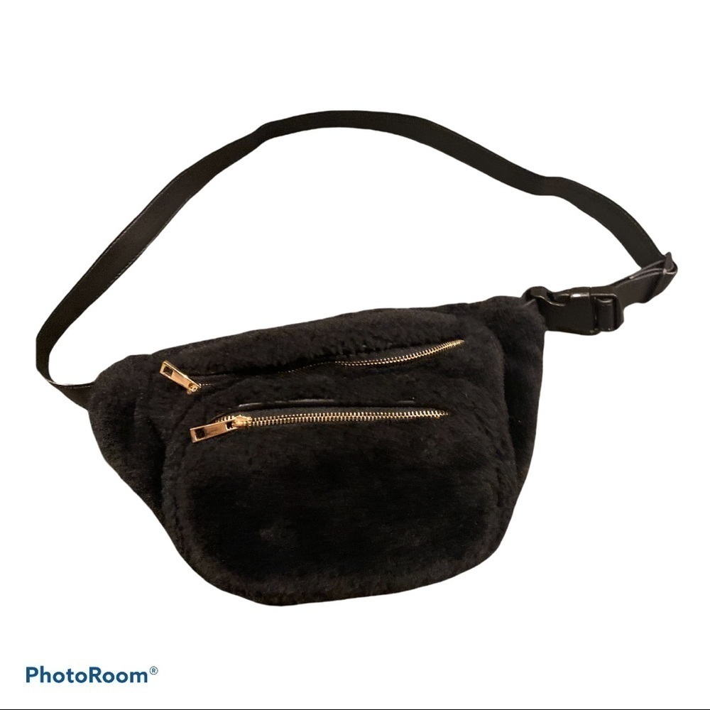 Forever 21  black faux fur  gold tone zipper Fanny pack